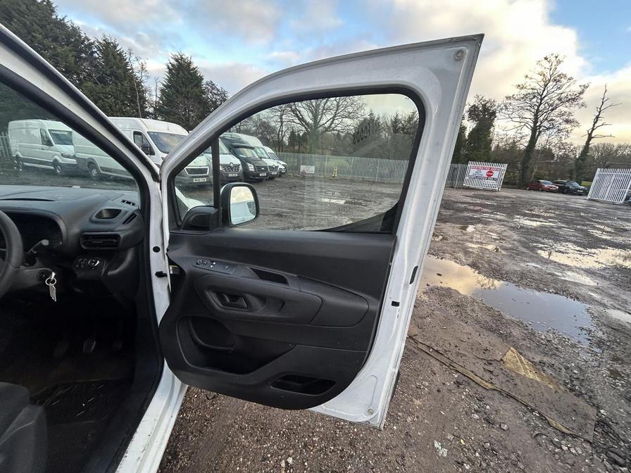 2021 Vauxhall Combo – Model: Combo 2000 Griffin Edition TD – LV71TKJ