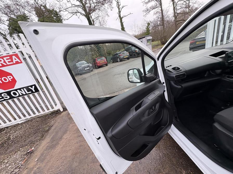 2020 Vauxhall Combo – Model: Combo 2300 Sportive S/S – DV70UHU