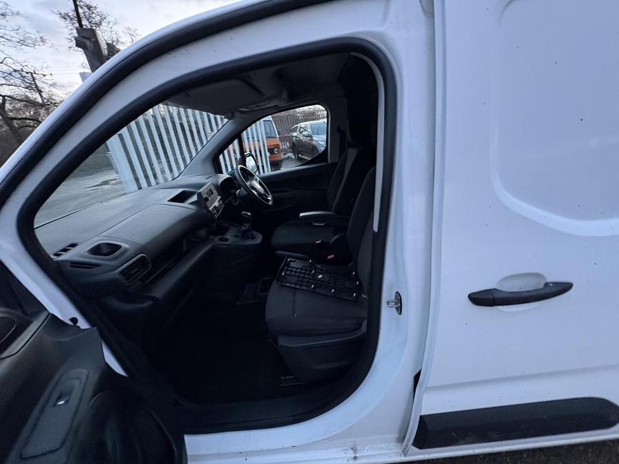 2020 Vauxhall Combo – Model: Combo 2300 SportIVE TD S/S – FD70LXU