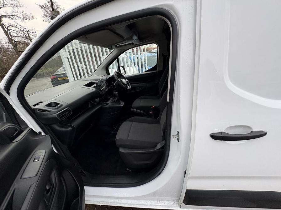 2020 Vauxhall Combo – Model: Combo 2300 Sportive S/S – DV70UHU