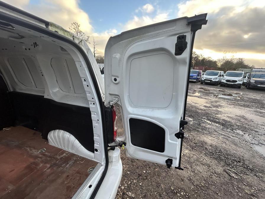 2021 Vauxhall Combo – Model: Combo 2000 Griffin Edition TD – LV71TKJ