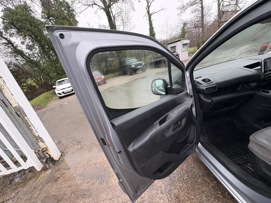 2020 Vauxhall Combo – Model: Combo 2000 LE Nav S/S – VE70AYH/M11AJL