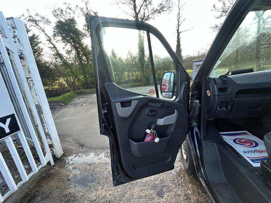 2015 Renault Master – Model: Master MM33 Business dCi Semi-Auto – YJ15EMK