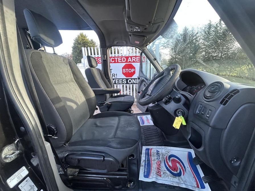 2015 Renault Master – Model: Master MM33 Business dCi Semi-Auto – YJ15EMK