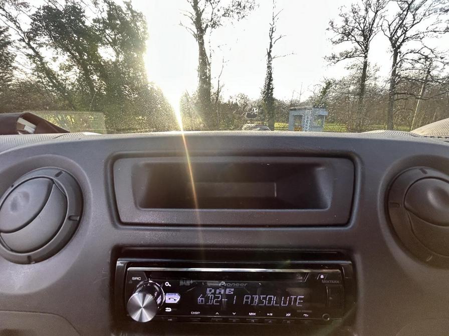 2015 Renault Master – Model: Master MM33 Business dCi Semi-Auto – YJ15EMK