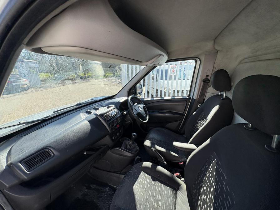 2015 Vauxhall Combo – Model: Combo 2000 L1H1 CDTi Sportive – GU15LNY