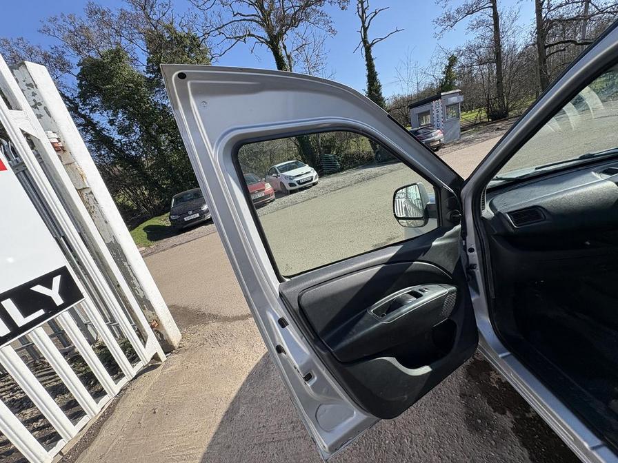 2015 Vauxhall Combo – Model: Combo 2000 L1H1 CDTi Sportive – GU15LNY