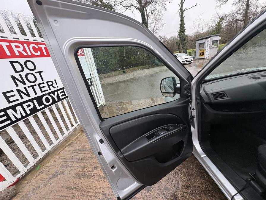 2016 Vauxhall Combo – Model: Combo 2000 L1H1 CDTi S/S Sport – LG66UTS