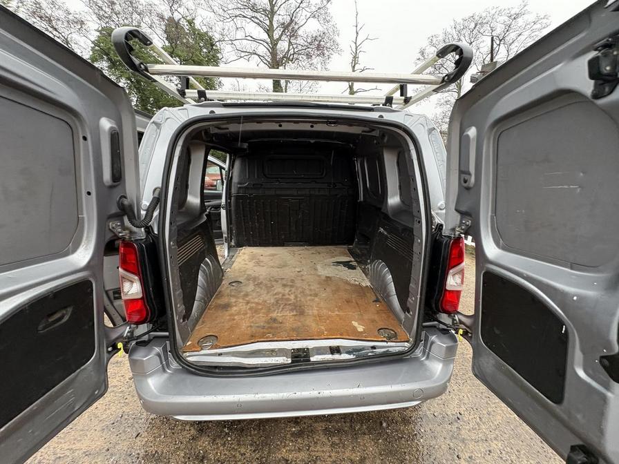 2020 Vauxhall Combo – Model: Combo 2000 LE Nav S/S – VE70AYH/M11AJL