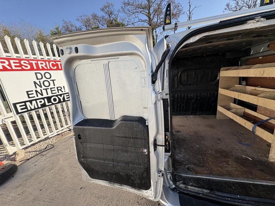 2015 Vauxhall Combo – Model: Combo 2000 L1H1 CDTi Sportive – GU15LNY