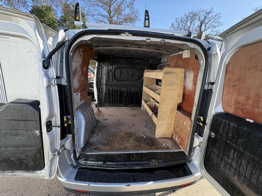 2015 Vauxhall Combo – Model: Combo 2000 L1H1 CDTi Sportive – GU15LNY