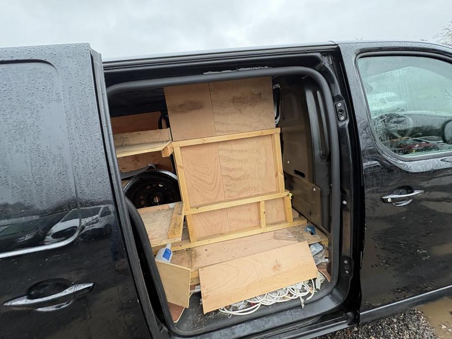 2021 Vauxhall Vivaro – Model: Vivaro 2700 Sportive S/S – RJ21XWF