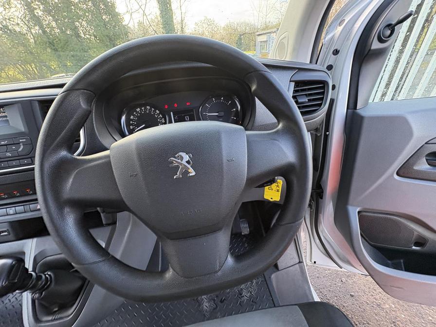 2019 Peugeot Expert – Model: Expert Combi Blue HDi S/S – GK19VXB