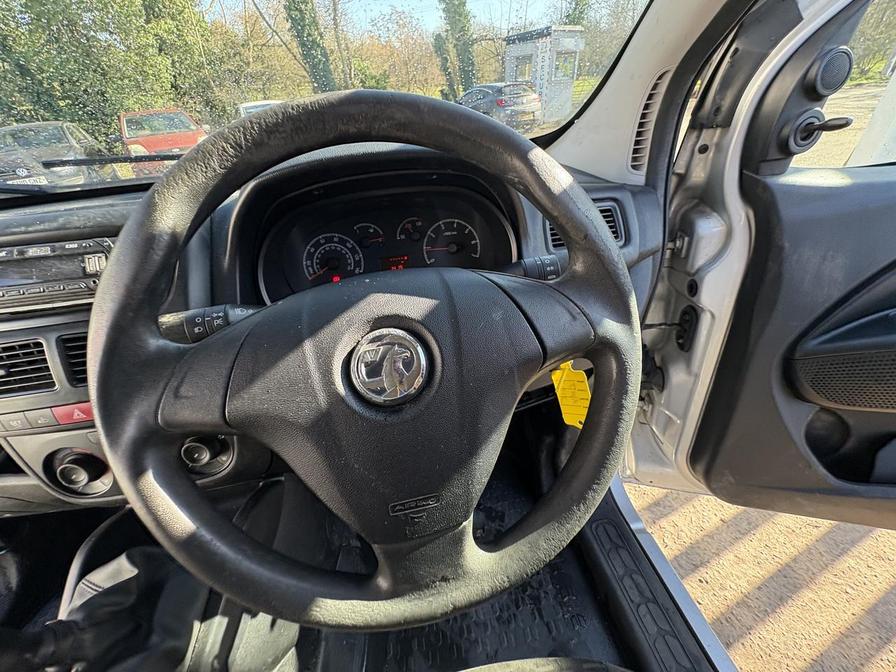 2015 Vauxhall Combo – Model: Combo 2000 L1H1 CDTi Sportive – GU15LNY