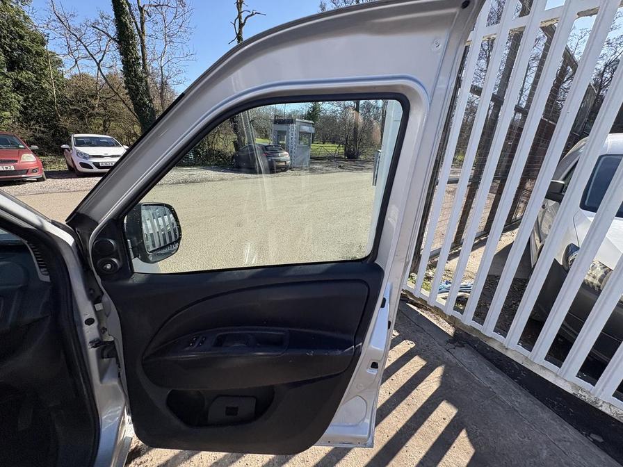 2015 Vauxhall Combo – Model: Combo 2000 L1H1 CDTi Sportive – GU15LNY