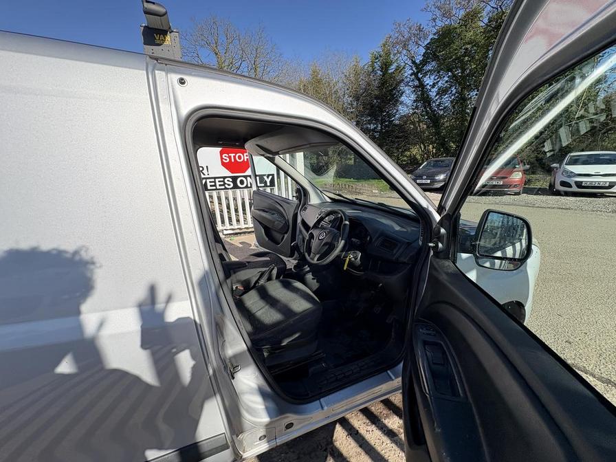 2015 Vauxhall Combo – Model: Combo 2000 L1H1 CDTi Sportive – GU15LNY