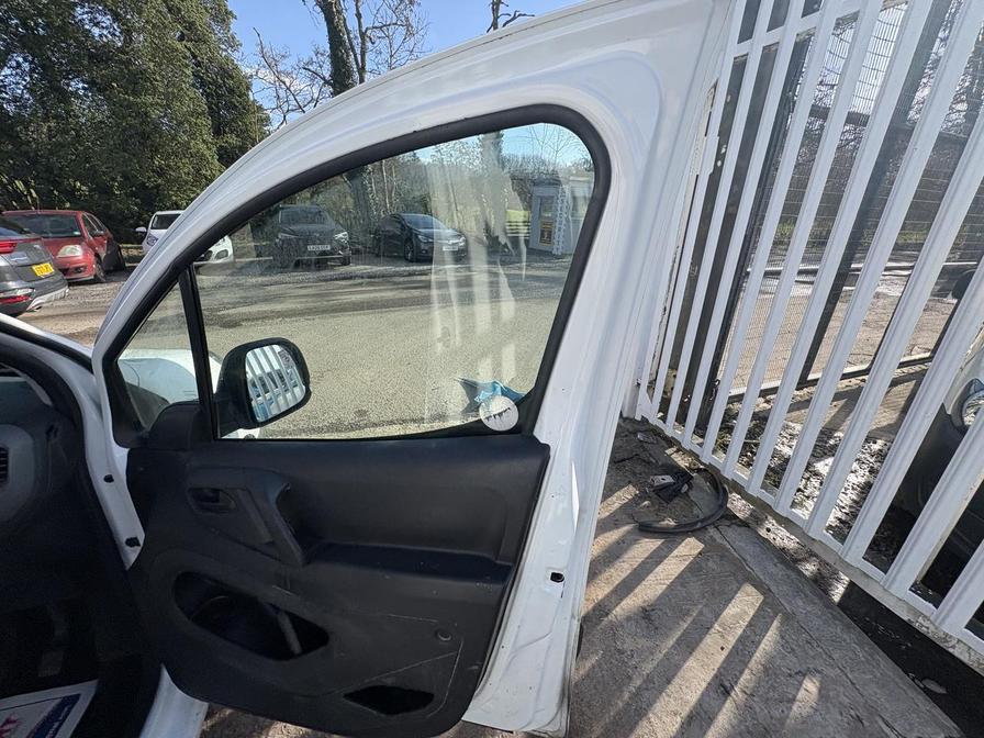 2017 Peugeot Partner – Model: Partner Professional L1 Blue HDi – LN17FTC