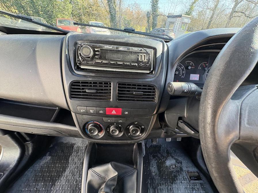 2015 Vauxhall Combo – Model: Combo 2000 L1H1 CDTi Sportive – GU15LNY