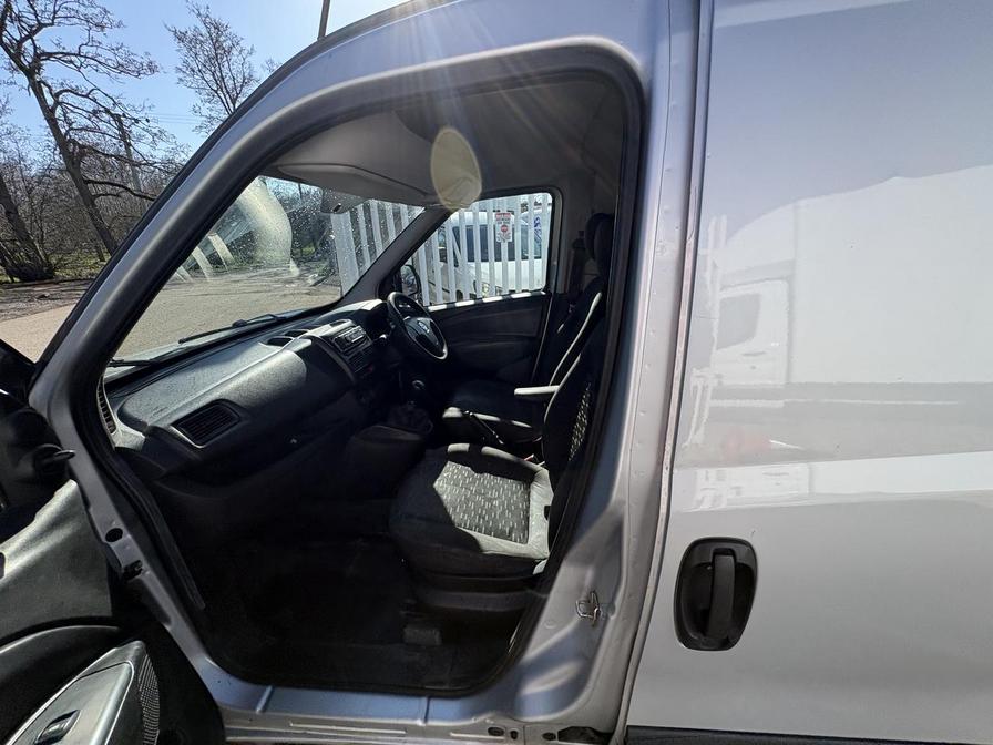 2015 Vauxhall Combo – Model: Combo 2000 L1H1 CDTi Sportive – GU15LNY