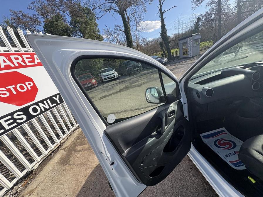 2017 Peugeot Partner – Model: Partner Professional L1 Blue HDi – LN17FTC