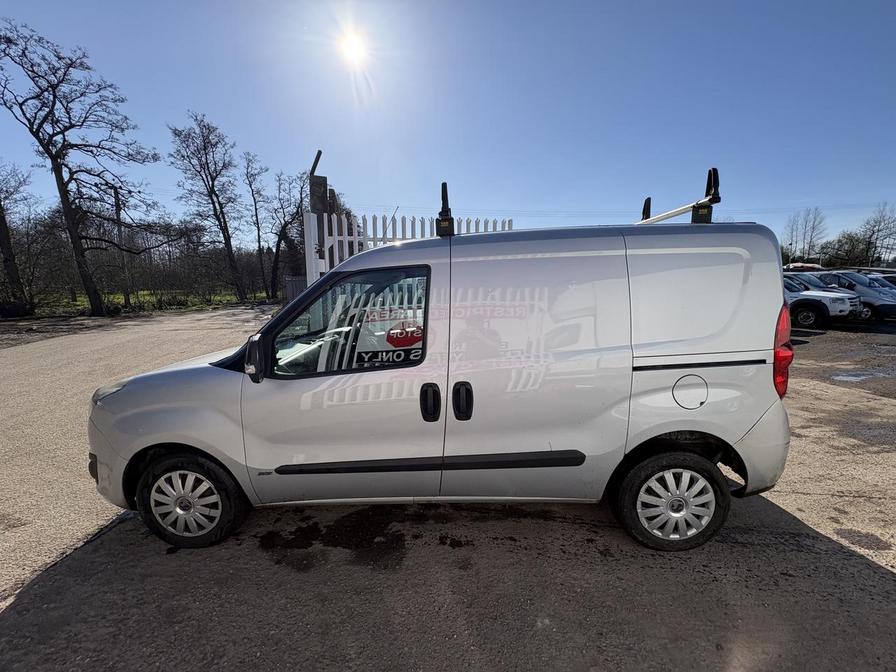 2015 Vauxhall Combo – Model: Combo 2000 L1H1 CDTi Sportive – GU15LNY