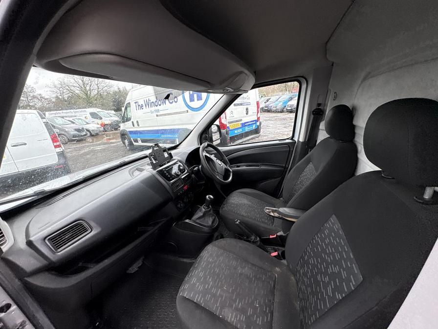 2017 Vauxhall Combo – Model: Combo 2300 Sport CDTi ecoFLEX S/S – MT66LUH