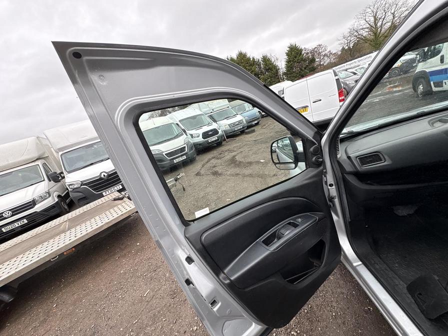 2017 Vauxhall Combo – Model: Combo 2300 Sport CDTi ecoFLEX S/S – MT66LUH