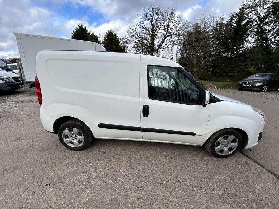 2016 Vauxhall Combo – Model: Combo 2000 L1H1 CDTi Sportive – DN16UAO