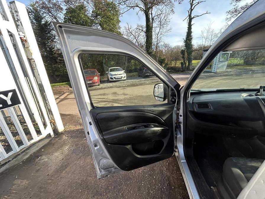 2014 Vauxhall Combo – Model: Combo 2000 L1H1 CDTi Sportive – DV64PYD