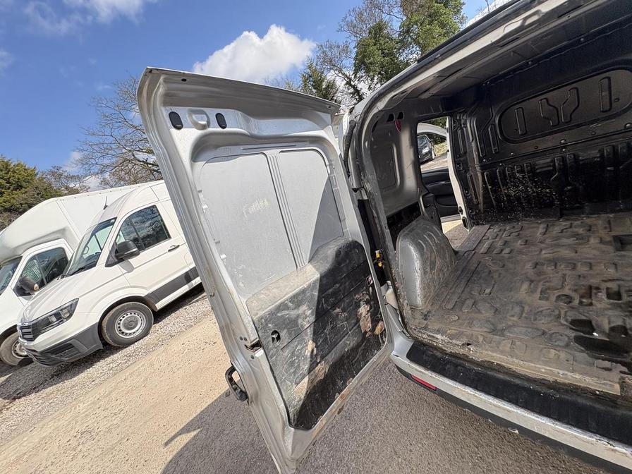 2015 Vauxhall Combo – Model: Combo 2000 L1H1 CDTi Sportive – FG65NTF