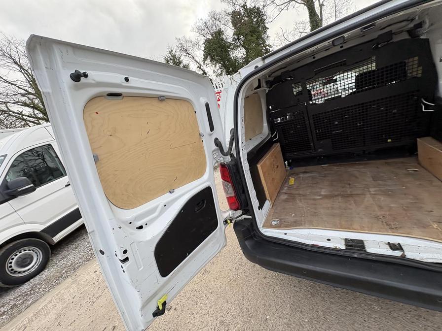 2022 Vauxhall Combo – Model: Combo 2300 Dynamic TD – KN22KTC