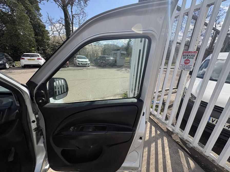 2015 Vauxhall Combo – Model: Combo 2000 L1H1 CDTi Sportive – FG65NTF