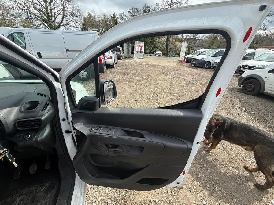 2019 Vauxhall Combo – Model: Combo 2300 Sportive S/S – DP69UPJ