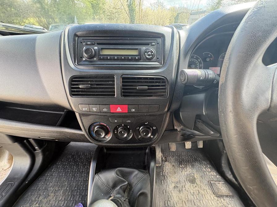 2015 Vauxhall Combo – Model: Combo 2000 L1H1 CDTi Sportive – FG65NTF
