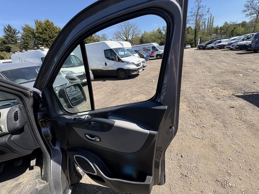 2017 Renault Trafic – Model: Trafic SL27 Sport Nav dCi – YE17ZKV