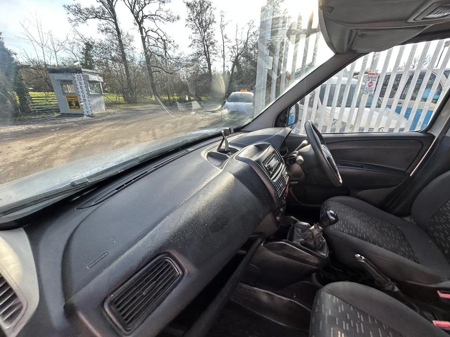 2014 Vauxhall Combo – Model: Combo 2000 L1H1 CDTi Sportive – DV64PYD