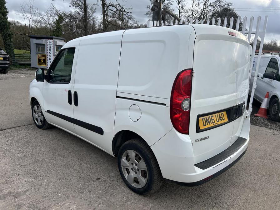 2016 Vauxhall Combo – Model: Combo 2000 L1H1 CDTi Sportive – DN16UAO