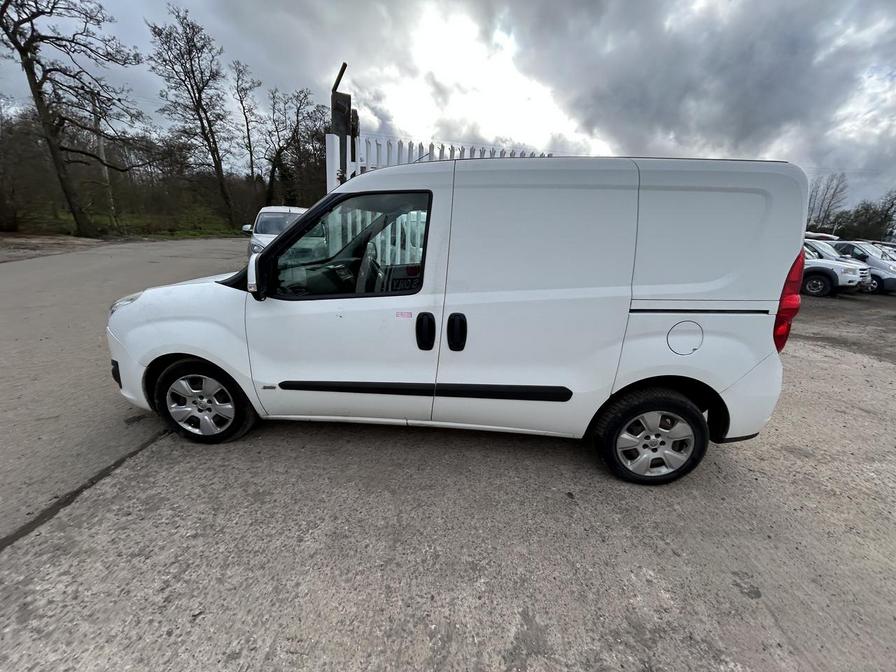 2016 Vauxhall Combo – Model: Combo 2000 L1H1 CDTi Sportive – DN16UAO