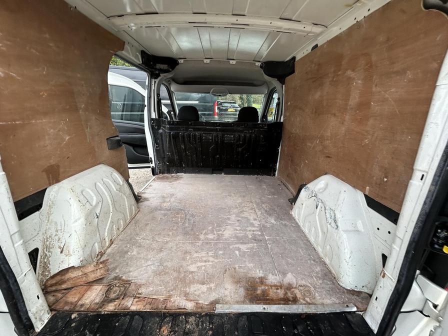 2016 Vauxhall Combo – Model: Combo 2000 L1H1 CDTi Sportive – DN16UAO