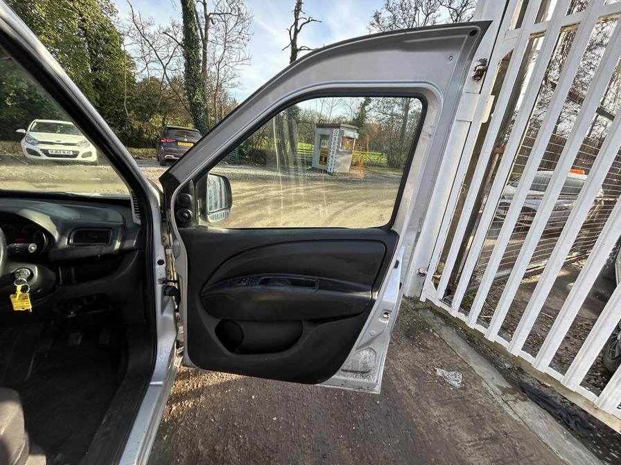 2014 Vauxhall Combo – Model: Combo 2000 L1H1 CDTi Sportive – DV64PYD