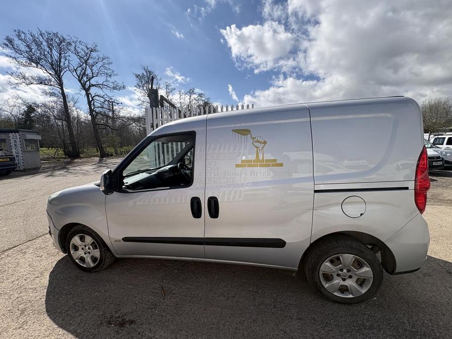 2015 Vauxhall Combo – Model: Combo 2000 L1H1 CDTi Sportive – FG65NTF