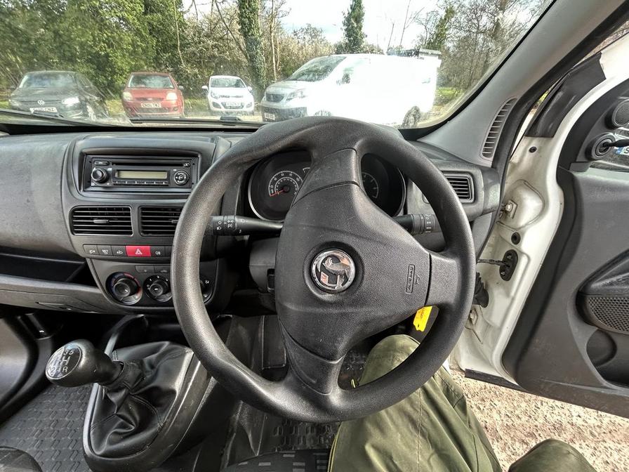 2016 Vauxhall Combo – Model: Combo 2000 L1H1 CDTi Sportive – DN16UAO