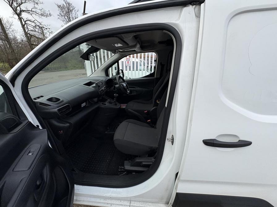 2022 Vauxhall Combo – Model: Combo 2300 Dynamic TD – KN22KTC