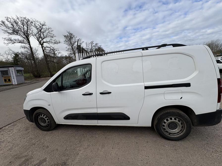 2022 Vauxhall Combo – Model: Combo 2300 Dynamic TD – KN22KTC