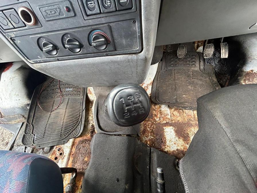 2001 LDV Convoy – Model: 400 Convoy D LWB – Y232KNF