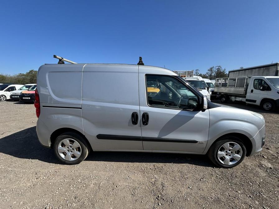 2016 Vauxhall Combo – Model: Combo 2000 L1H1 CDTi S/S Sport – VU66XGZ