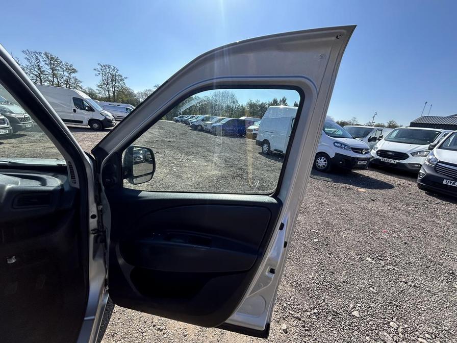 2016 Vauxhall Combo – Model: Combo 2000 L1H1 CDTi S/S Sport – VU66XGZ