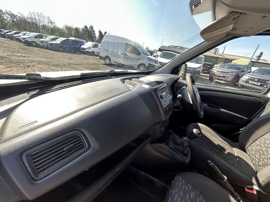 2016 Vauxhall Combo – Model: Combo 2000 L1H1 CDTi S/S Sport – VU66XGZ