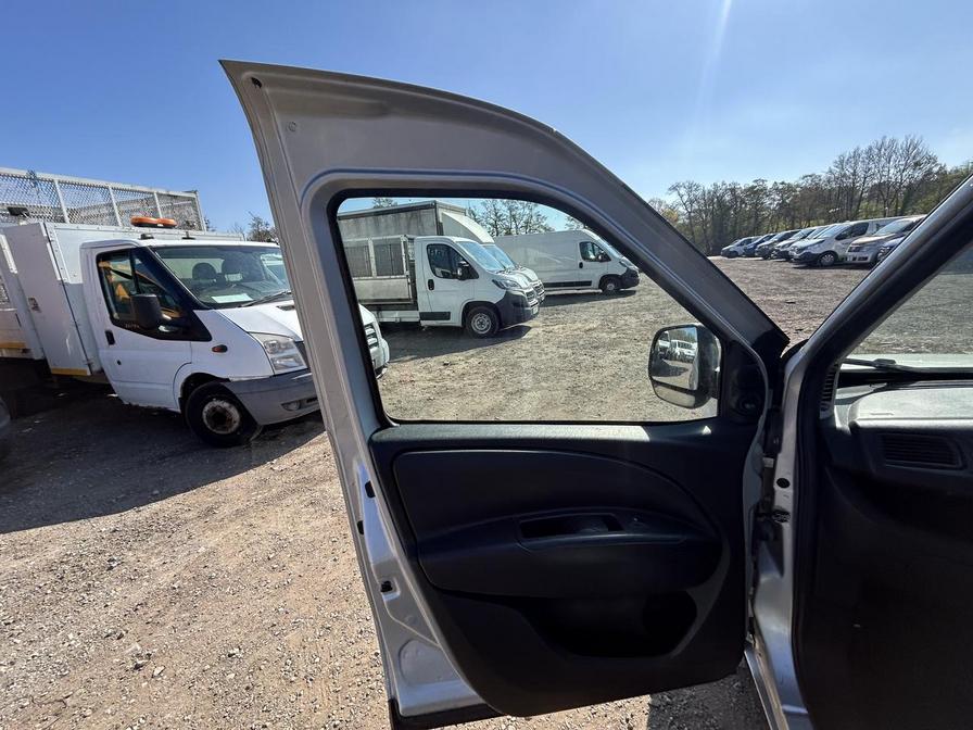 2016 Vauxhall Combo – Model: Combo 2000 L1H1 CDTi S/S Sport – VU66XGZ