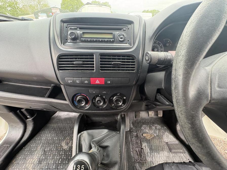 2015 Vauxhall Combo – Model: Combo 2000 L1H1 CDTi S/S ecoFLEX – FV65DBU